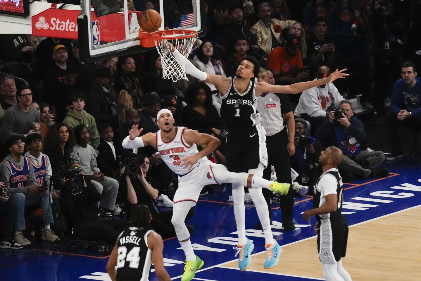 Bridges scores season-high 41, Knicks withstand Wembanyama’s monster Christmas debut to edge Spurs